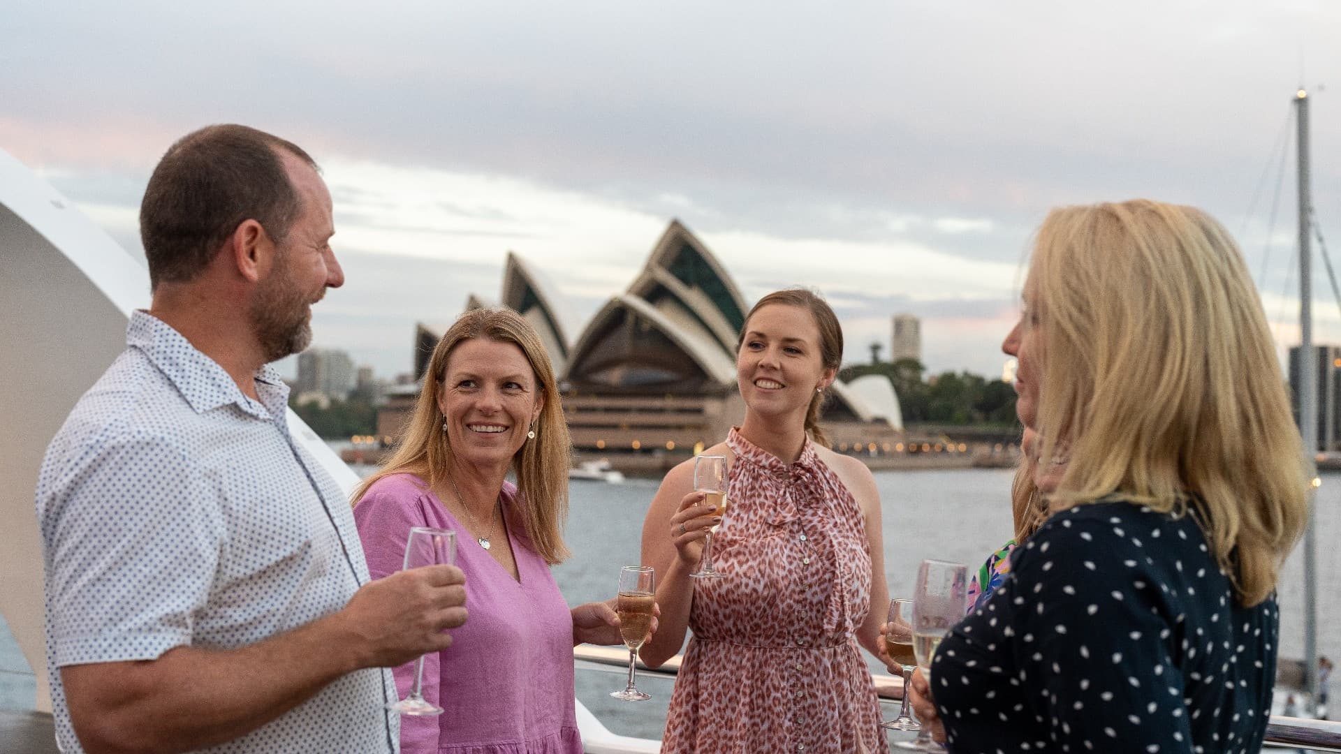 Sydney Harbour Buffet Lunch Cruise aboard Magistic Cruises from Darling Harbour - მთავარი სურათი