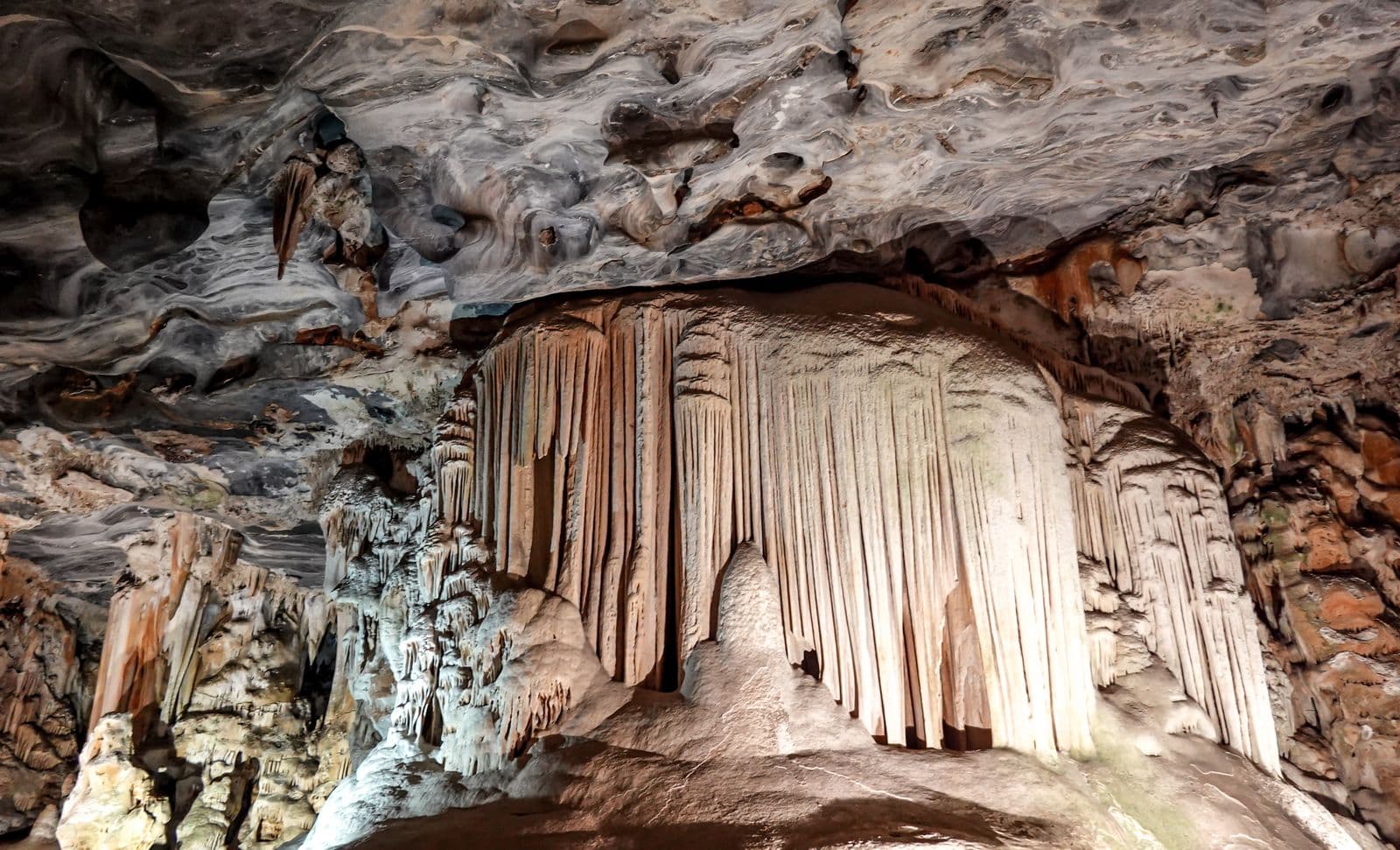 Prometheus Cave & Sataplia Dinosaur Park - image 2
